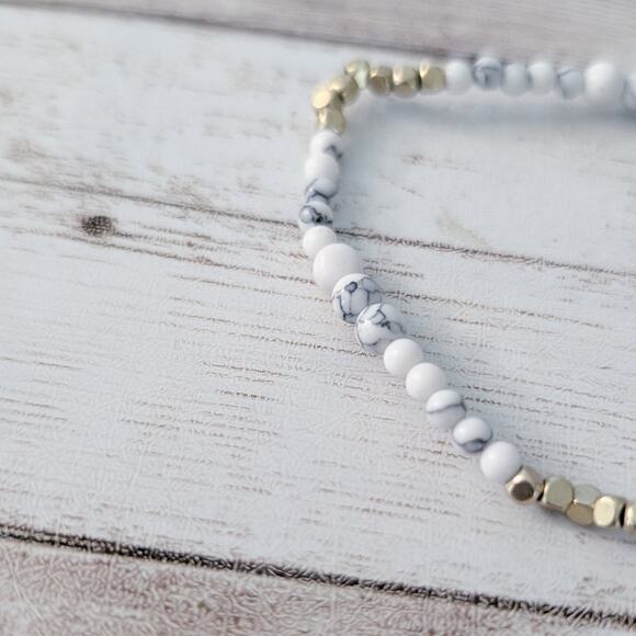 Vintage Stretch Bracelet - Thin Marbled White & Gold Tone Beads - Picture 3 of 5